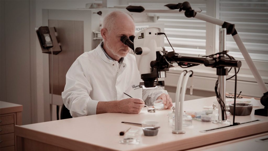 ARTESANO ESMALTADOR
Todos los oficios artísticos que se practican en Chopard Manufacture están destinados a embellecer un movimiento, una caja o una esfera, y esta artesanía se ejerce sobre la diminuta superficie de los relojes. Aunque todas estas habilidades son fascinantes, el esmalte Grand Feu es mágico. Christophe, artesano de la maison desde 2019, y el hombre que está detrás de este milagro de la miniaturización, revela algunos secretos de este arte en el que gracias a este tipo de esmalte, se puede reproducir la belleza de una peonía en una esfera –el temblor de sus pétalos y la sutileza de sus colores– utilizando solo polvo de esmalte, un poco de aceite, un kiln y un pincel.