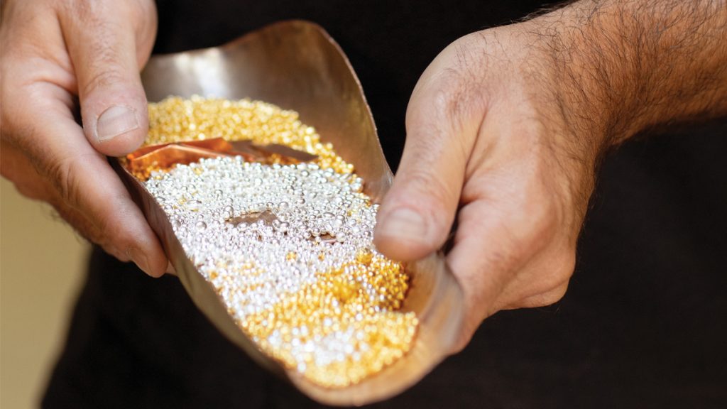 ARTESANO FUNDIDOR DE ORO
En un lugar secreto dentro de la manufactura se trabaja un material que provoca la codicia desde hace siglos: el oro. Paulo, amo y señor de este reino, es uno de los artesanos fundidores de oro. Crea los lingotes que van a servir a los artesanos de la manufactura para realizar los relojes y joyas y cuida de este material noble cuyo origen ético y responsable está garantizado por Chopard desde 2018. Paulo es hoy un hombre realizado. Sabe que es el primer artesano de la casa en tocar el oro que más tarde va a brillar sobre las mujeres y los hombres que llevarán las creaciones de la casa. Un honor que alimenta su pasión desde que se incorporó a la manufactura en el año 2001.