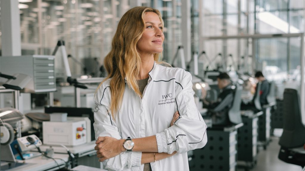 gisele en schaffhausen Después de su visita a Watches and Wonders, Gisele Bündchen viajó a la parte alemana de Suiza para explorar la ingeniería de la alta relojería en la manufactura de IWC Schaffhausen.