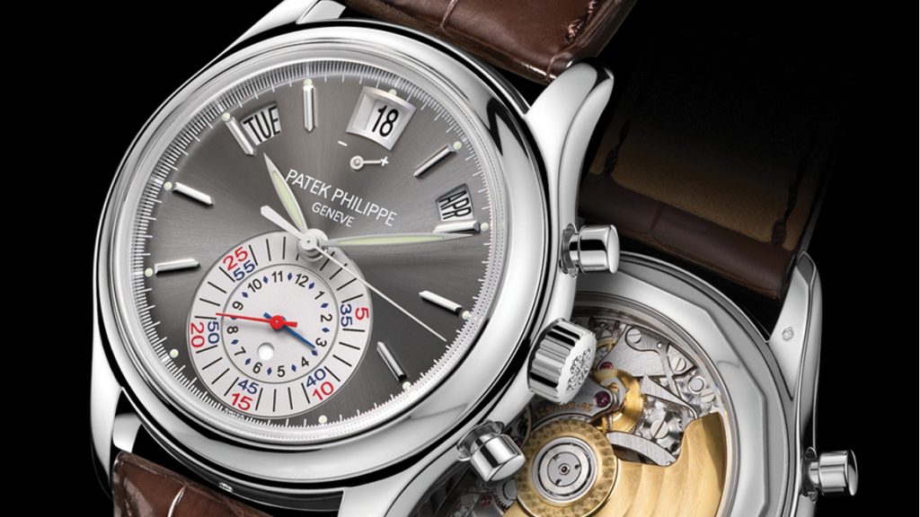 Calendario Anual Cronógrafo Flyback Ref. 5960P En 2006 se presentó esta creación con calibre automático CH 28-520 –el primero en un cronógrafo, donde todos los contadores del cronógrafo se encuentran en una subesfera en forma de ojo de buey. La aguja roja cuenta hasta 60 minutos en dos escalas exteriores, y la aguja más corta muestra hasta 12 horas en la escala interior. En 2010, llegaba una nueva versión caracterizada por su fuerte personalidad. Como en el modelo inicial, la caja es de platino 950 con cristal de zafiro antirreflectante y fondo de zafiro transparente a rosca. En el lado derecho de la caja, aparecen los pulsadores de cronógrafo redondos así como la corona de gran tamaño muy fácil de accionar; en el lado izquierdo, los tres correctores que permiten el ajuste de las indicaciones del calendario. Con sus 40,50 mm está entre los modelos de la manufactura considerados de gran tamaño.