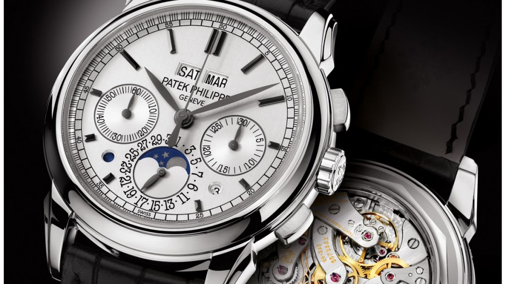 cronógrafo con calendario perpetuo ref. 5270 La esfera de la Ref. 5270 se ciñe a la configuración clásica de un cronógrafo con calendario perpetuo Patek Philippe: día y mes en doble ventanilla posicionada a las 12h, calendario por aguja a las 6h con indicación integrada de las fases de luna, pequeño segundero a las 9h y contador de minutos a las 3h.