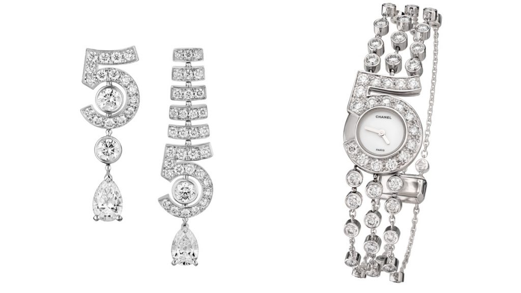 CHANEL
UNA FUSIÓN INÉDITA: JOYERÍA Y PERFUMERÍA
Por primera vez, y con motivo de la celebración del centenario del perfume Chanel N°5, éste se funde con el arte del estudio de creación de joyería, donde la fragancia emblemática se destila en cinco motivos atemporales: el frasco, el tapón, el número, las flores y la estela etérea de la fragancia. Al igual que las notas del perfume, los elementos se fusionan armoniosamente para crear una nueva colección sublimada por un collar cuyo diseño refleja los rasgos emblemáticos del frasco del perfume n°5. En las imágenes podemos ver el Reloj joya de la colección de alta joyería Nº 5 en oro blanco engastado con diamantes y esfera de madre perla y los pendientes de la colección de alta joyería Nº 5 en oro blanco engastados con diamantes.