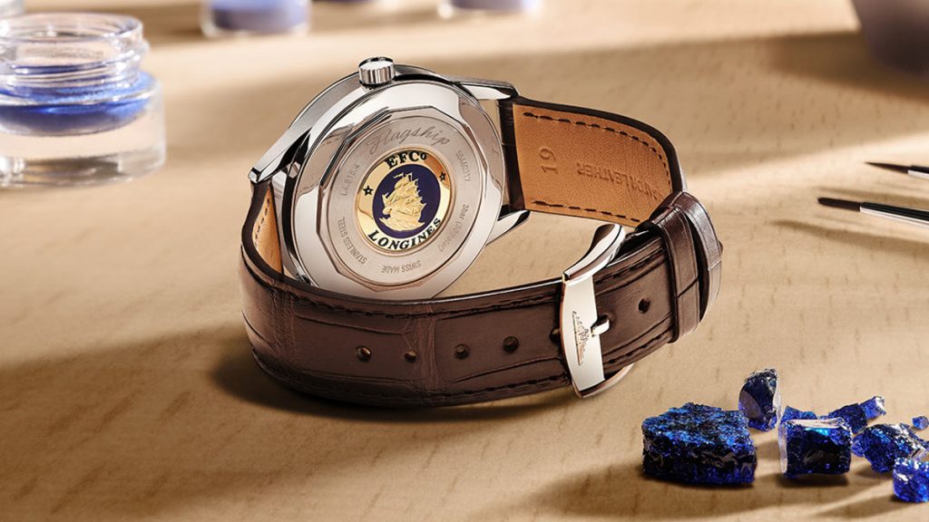 Como homenaje al modelo histórico Flagship de los años 50, los nuevos relojes de lujo cuentan con fase lunar y la firma de la colección: un medallón de oro de 18 K decorado con esmalte en el fondo atornillado de la caja.
