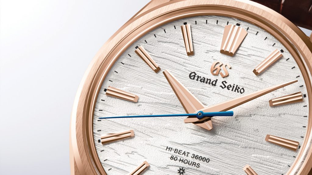 o hay gesto más relojero que el momento en que se da cuerda al reloj. En los años 60 y 70, llegaron al mercado creaciones Grand Seiko de cuerda manual que ofrecían un notable rendimiento y precisión con sus 10 alternancias por segundo. Este año, por primera vez tras más de 50 años, Grand Seiko presenta un nuevo movimiento de cuerda manual de alta frecuencia, el Calibre 9SA4. Es el tercer movimiento en formar parte de la última generación del Calibre 9S, que nació en 2020 con el Calibre 9SA5 automático y siguió el año pasado con el cronógrafo Calibre 9SC5 Tentagraph. El nuevo 9SA4 –al igual que el Calibre 9SA5– emite 10 alternancias por segundo pero, además, hay otro elemento llamativo y es que ofrece una reserva de marcha de 80 horas con toda la cuerda dada. Algo que se consigue gracias a su eficiente escape de doble impulso y a sus dos barriletes. En ambos movimientos, se emplea el volante Grand Seiko Free-sprung Balance y una espiral con overcoil. Como resultado, el Calibre 9SA4 presenta, entre otras cualidades, estabilidad de marcha, resistencia a las interferencias externas y un alto rendimiento. Todas ellas forman parte de los movimientos de alta frecuencia de Grand Seiko. Además, al igual que con otros movimientos mecánicos de Grand Seiko, el 9SA4 se prueba en seis posiciones a tres temperaturas diferentes durante 17 días para garantizar que cumple con el estándar Grand Seiko. Aunque el nuevo Calibre 9SA4 atesora muchas de las características del 9SA5, alrededor del 40% del movimiento base se ha rediseñado y reconstruido para ofrecer una sensación única durante el acto de dar cuerda. La uñeta, la pieza que sujeta la rueda de trinquete para evitar que se desenrolle el muelle real, y el muelle de la uñeta, se han adaptado para perfeccionar el tacto y sonido, y la corona se detiene cuando el movimiento está completamente cargado. La uñeta tiene la forma de una lavandera, un ave originaria de Morioka, una ciudad cercana al Grand Seiko Studio Shizukuishi, donde se fabrican todos los relojes mecánicos Grand Seiko. Gracias al rediseño del calibre el movimiento de picoteo de la uñeta, similar al de un pájaro, es visible a través del fondo de cristal de zafiro. Un detalle más se encuentra en el acabado del movimiento, que se inspira en el río Shizukuishi. impacto visual Respecto a la mayor eficiencia de cuerda de este movimiento, hay que decir que se consigue por una reordenación del tren de engranajes y también por el rediseño de las piezas, de modo que el Calibre 9SA4 alcanza una reserva de marcha de 80 horas con un 15% menos de giros de la corona que en el Calibre 9SA5. La autonomía de marcha se muestra en un indicador emplazado en uno de los puentes del movimiento visible en el fondo de la caja. El Calibre 9SA4 hará su debut en un nuevo dress watch de la Colección Evolution 9, cuyo diseño está inspirado por el icónico 44GS de 1967. Esta vez, el estilo Evolution 9 se ha refinado aún más para crear un reloj que transmite al instante encanto, elegancia, gracia y sutileza. Lo que se espera de un dress watch manual. Para esta creación, se han revisado varios aspectos del diseño, desde los índices prominentes y acanalados, que son ahora más finos y alargados, hasta las asas multifaceta, que ahora son más estrechas y tienen una superficie menor. El centro de gravedad del reloj se ha disminuido para garantizar la comodidad, en línea con el resto de creaciones Evolution 9 de Grand Seiko. Esta propuesta se declina en dos diferentes modelos: una edición limitada con caja y cierre de oro rosa de 18 quilates, y otra con caja Brilliant Hard Titanium. En la primera, uno de los elementos distintivos está en el símbolo de la estrella que indica que sus índices están fabricados en oro. Tanto la caja, como los índices y las agujas, reflejan el estilo Evolution 9, y se han rediseñado para ofrecer, ante todo, elegancia. Por lo que se refiere a la caja en Brilliant Hard Titanium, estamos ante una aleación más brillante que el titanio tradicional, lo que entre otras cosas permite que las superficies con pulido Zaratsu parezcan aún más radiantes, logrando un resultado fiel a la calidad y belleza propias de un dress watch Grand Seiko. El Brilliant Hard Titanium hace que el reloj no solo sea liviano, sino también altamente resistente a la corrosión y a los arañazos, además de ser el doble de robusto que el acero convencional. La esfera de la nueva creación, que es común para las dos propuestas, se inspira en los abedules blancos que abundan en las zonas septentrionales de Japón y que crecen en abundancia cerca del Grand Seiko Studio Shizukuishi. El diseño planteado refleja la belleza de la corteza del abedul con su intrincada textura multidimensional. Combinada con el elegante diseño del conjunto del reloj y la alta precisión del movimiento, esta nueva apuesta de Grand Seiko ofrece su particular interpretación de la naturaleza del tiempo.