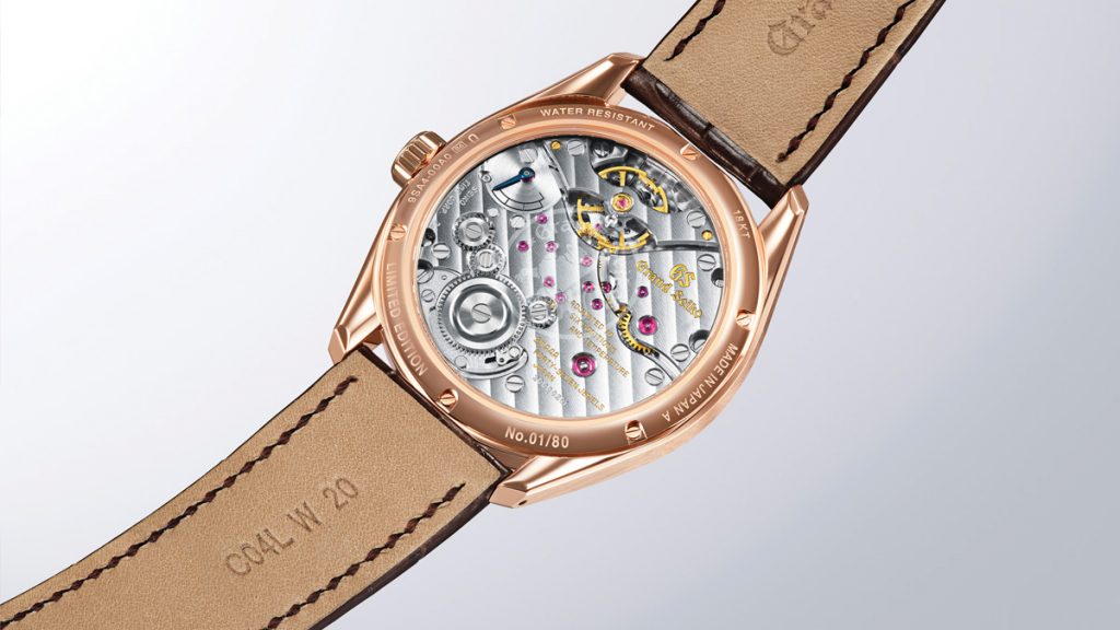 o hay gesto más relojero que el momento en que se da cuerda al reloj. En los años 60 y 70, llegaron al mercado creaciones Grand Seiko de cuerda manual que ofrecían un notable rendimiento y precisión con sus 10 alternancias por segundo. Este año, por primera vez tras más de 50 años, Grand Seiko presenta un nuevo movimiento de cuerda manual de alta frecuencia, el Calibre 9SA4. Es el tercer movimiento en formar parte de la última generación del Calibre 9S, que nació en 2020 con el Calibre 9SA5 automático y siguió el año pasado con el cronógrafo Calibre 9SC5 Tentagraph. El nuevo 9SA4 –al igual que el Calibre 9SA5– emite 10 alternancias por segundo pero, además, hay otro elemento llamativo y es que ofrece una reserva de marcha de 80 horas con toda la cuerda dada. Algo que se consigue gracias a su eficiente escape de doble impulso y a sus dos barriletes. En ambos movimientos, se emplea el volante Grand Seiko Free-sprung Balance y una espiral con overcoil. Como resultado, el Calibre 9SA4 presenta, entre otras cualidades, estabilidad de marcha, resistencia a las interferencias externas y un alto rendimiento. Todas ellas forman parte de los movimientos de alta frecuencia de Grand Seiko. Además, al igual que con otros movimientos mecánicos de Grand Seiko, el 9SA4 se prueba en seis posiciones a tres temperaturas diferentes durante 17 días para garantizar que cumple con el estándar Grand Seiko. Aunque el nuevo Calibre 9SA4 atesora muchas de las características del 9SA5, alrededor del 40% del movimiento base se ha rediseñado y reconstruido para ofrecer una sensación única durante el acto de dar cuerda. La uñeta, la pieza que sujeta la rueda de trinquete para evitar que se desenrolle el muelle real, y el muelle de la uñeta, se han adaptado para perfeccionar el tacto y sonido, y la corona se detiene cuando el movimiento está completamente cargado. La uñeta tiene la forma de una lavandera, un ave originaria de Morioka, una ciudad cercana al Grand Seiko Studio Shizukuishi, donde se fabrican todos los relojes mecánicos Grand Seiko. Gracias al rediseño del calibre el movimiento de picoteo de la uñeta, similar al de un pájaro, es visible a través del fondo de cristal de zafiro. Un detalle más se encuentra en el acabado del movimiento, que se inspira en el río Shizukuishi. impacto visual Respecto a la mayor eficiencia de cuerda de este movimiento, hay que decir que se consigue por una reordenación del tren de engranajes y también por el rediseño de las piezas, de modo que el Calibre 9SA4 alcanza una reserva de marcha de 80 horas con un 15% menos de giros de la corona que en el Calibre 9SA5. La autonomía de marcha se muestra en un indicador emplazado en uno de los puentes del movimiento visible en el fondo de la caja. El Calibre 9SA4 hará su debut en un nuevo dress watch de la Colección Evolution 9, cuyo diseño está inspirado por el icónico 44GS de 1967. Esta vez, el estilo Evolution 9 se ha refinado aún más para crear un reloj que transmite al instante encanto, elegancia, gracia y sutileza. Lo que se espera de un dress watch manual. Para esta creación, se han revisado varios aspectos del diseño, desde los índices prominentes y acanalados, que son ahora más finos y alargados, hasta las asas multifaceta, que ahora son más estrechas y tienen una superficie menor. El centro de gravedad del reloj se ha disminuido para garantizar la comodidad, en línea con el resto de creaciones Evolution 9 de Grand Seiko. Esta propuesta se declina en dos diferentes modelos: una edición limitada con caja y cierre de oro rosa de 18 quilates, y otra con caja Brilliant Hard Titanium. En la primera, uno de los elementos distintivos está en el símbolo de la estrella que indica que sus índices están fabricados en oro. Tanto la caja, como los índices y las agujas, reflejan el estilo Evolution 9, y se han rediseñado para ofrecer, ante todo, elegancia. Por lo que se refiere a la caja en Brilliant Hard Titanium, estamos ante una aleación más brillante que el titanio tradicional, lo que entre otras cosas permite que las superficies con pulido Zaratsu parezcan aún más radiantes, logrando un resultado fiel a la calidad y belleza propias de un dress watch Grand Seiko. El Brilliant Hard Titanium hace que el reloj no solo sea liviano, sino también altamente resistente a la corrosión y a los arañazos, además de ser el doble de robusto que el acero convencional. La esfera de la nueva creación, que es común para las dos propuestas, se inspira en los abedules blancos que abundan en las zonas septentrionales de Japón y que crecen en abundancia cerca del Grand Seiko Studio Shizukuishi. El diseño planteado refleja la belleza de la corteza del abedul con su intrincada textura multidimensional. Combinada con el elegante diseño del conjunto del reloj y la alta precisión del movimiento, esta nueva apuesta de Grand Seiko ofrece su particular interpretación de la naturaleza del tiempo.
