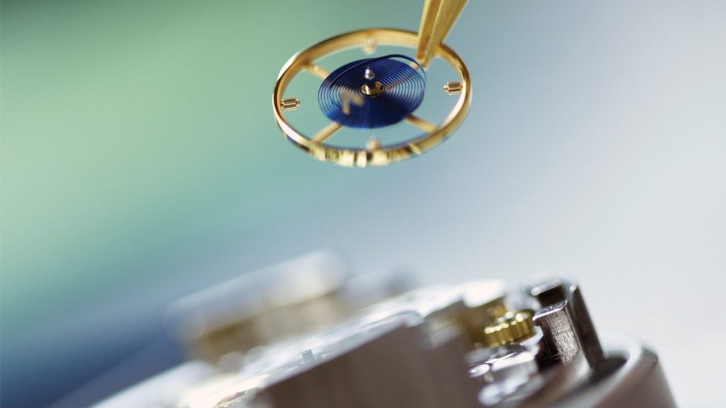 Rolex presentó, en el año 2000, una espiral fabricada con una aleación compuesta por niobio, zirconio y oxígeno: la espiral Parachrom. Cinco años despúes introdujo además un procedimiento patentado que mejoraba la estabilidad a largo plazo. Este tratamiento le da ese color azul tan característico, pero lo más importante ayuda a mejorar la precisión y el rendimiento.