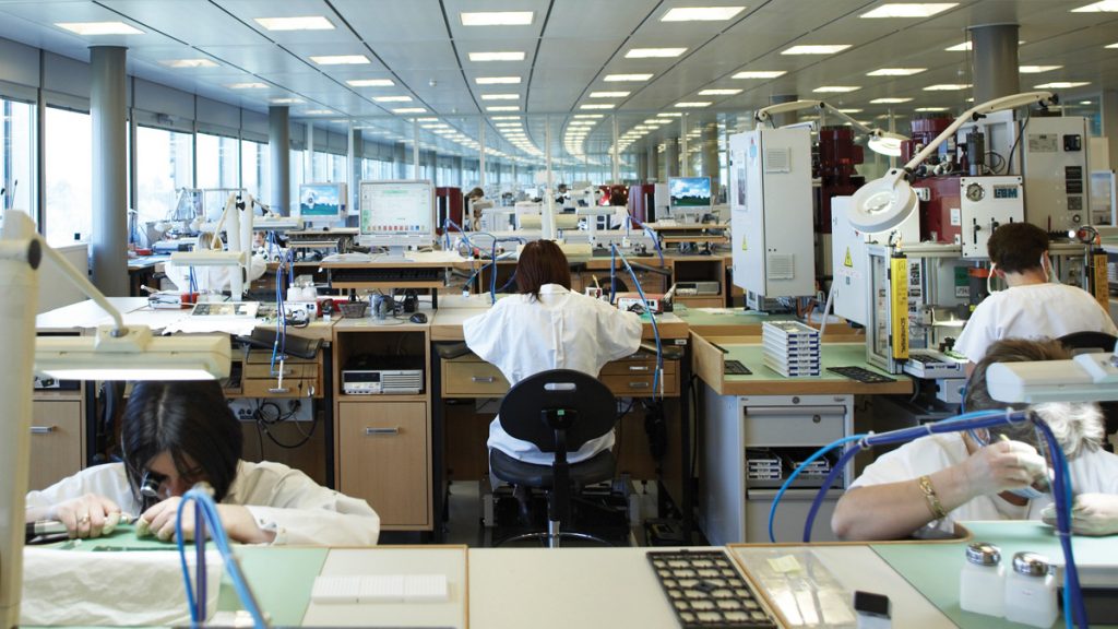 Además de esferas y biseles, otra tarea importante que se desarrolla en Chêne-Bourg es la del engastado. Además, se localiza también el laboratorio de gemología. Hay que decir que el Grupo Rolex tiene 14.000 empleados, de los cuales 9.000 están en Suiza.
