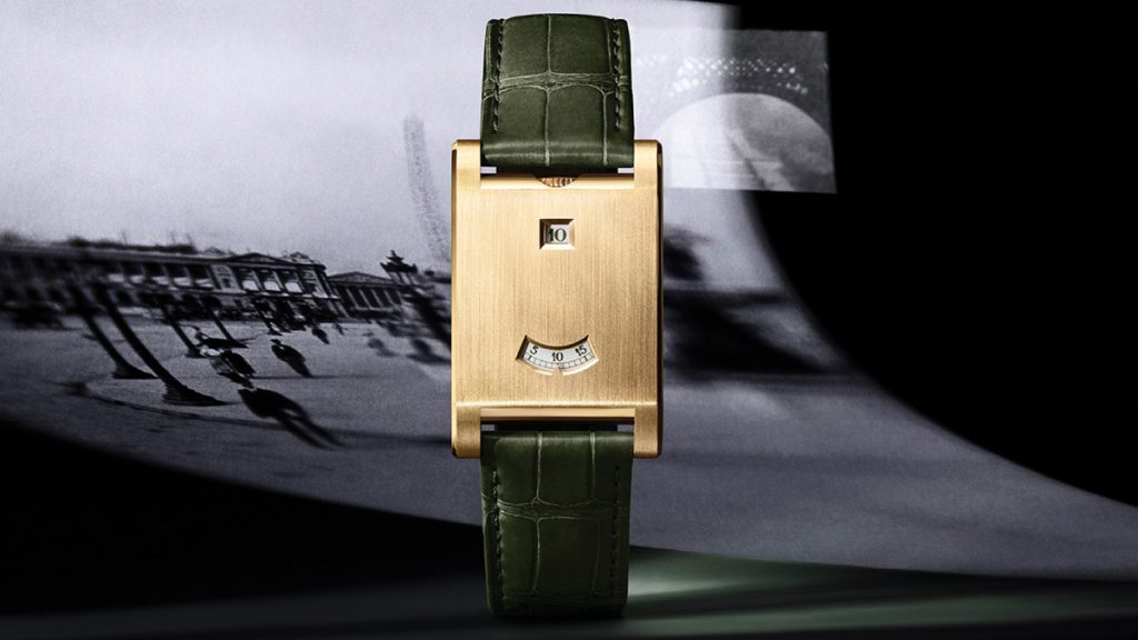 en oro amarillo

Otro detalle llamativo es que el satinado de la caja contrasta con las angarillas horizontales con acabado pulido, que acentúan la forma del reloj. La parte central es de oro cepillado. Como remate, correa de aligátor de color verde.