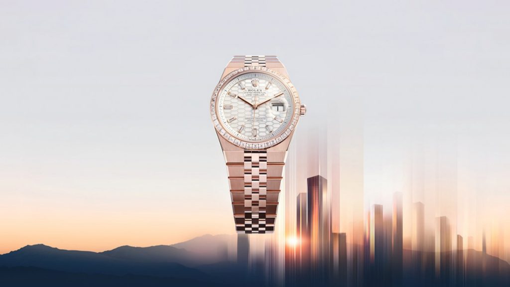 Land-Dweller 36, lo hace en oro Everose con esfera idéntica, aunque cuenta con 10 brillantes de talla baguette engastados a modo de índices y un bisel con 44 diamantes talla trapecio.